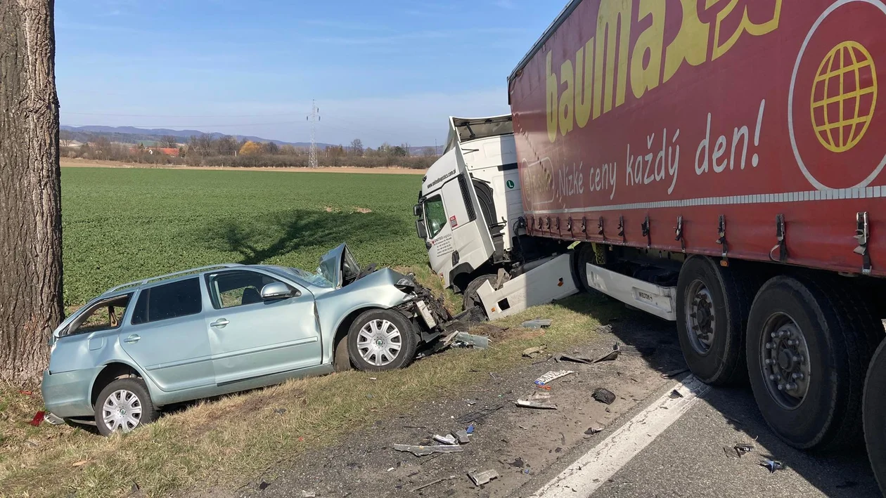 Kłodzko. Kraksa na krajowej ósemce. Kierowca skody był nietrzeźwy [aktualizacja] - Zdjęcie główne