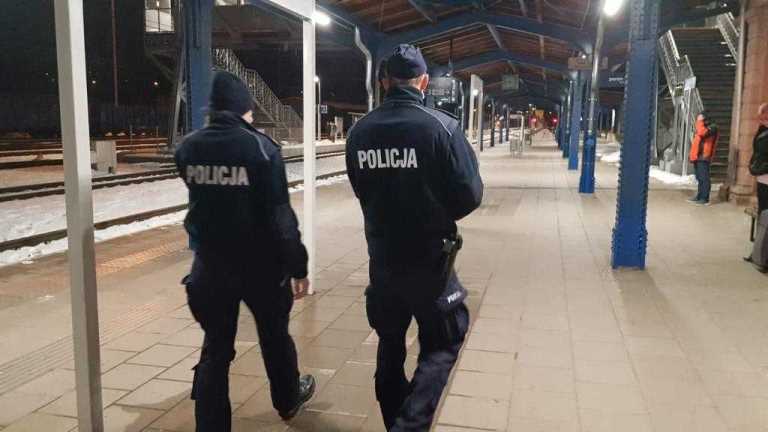 Powiat Kłodzki. Policjanci w sklepach i na przystankach - Zdjęcie główne