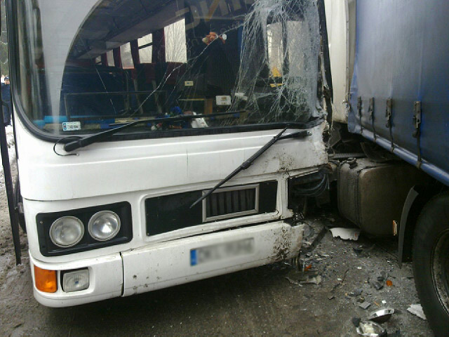 Wypadek autobusu. Zderzył się z ciężarówką! - Zdjęcie główne