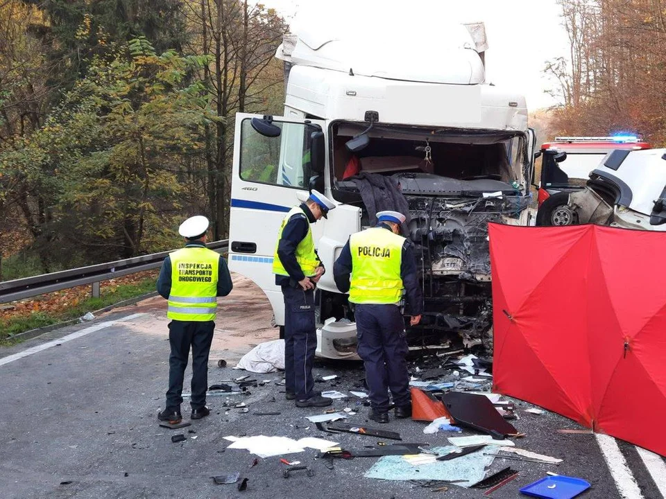 Śmiertelny wypadek na krajowej ósemce. Inspektorzy Transportu Drogowego pomagają policji - Zdjęcie główne