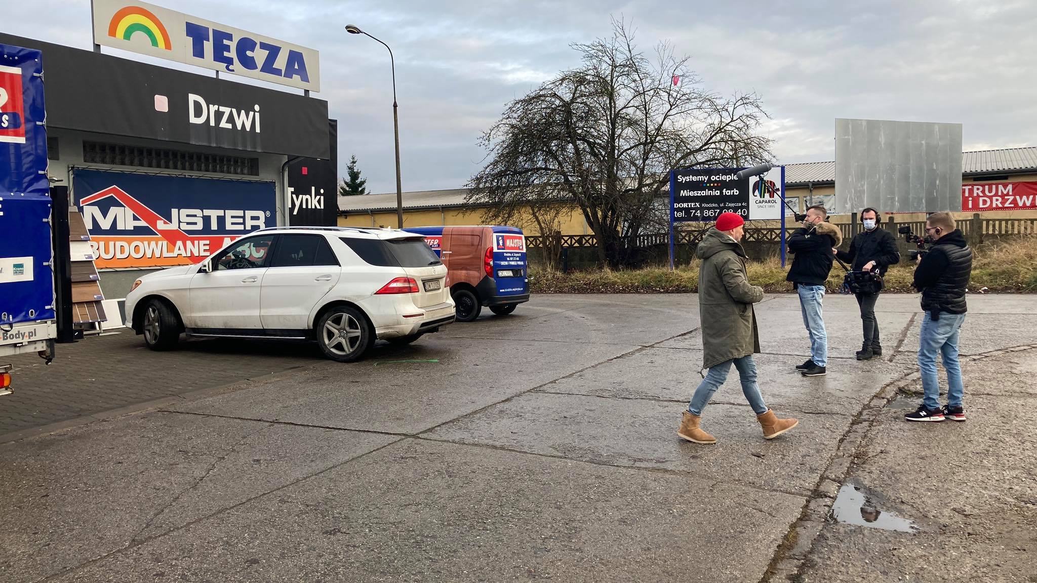 Dagmara Kaźmierska z Królowych Życia wraz z ekipą kręcą odcinek pod kłodzkim sklepem
