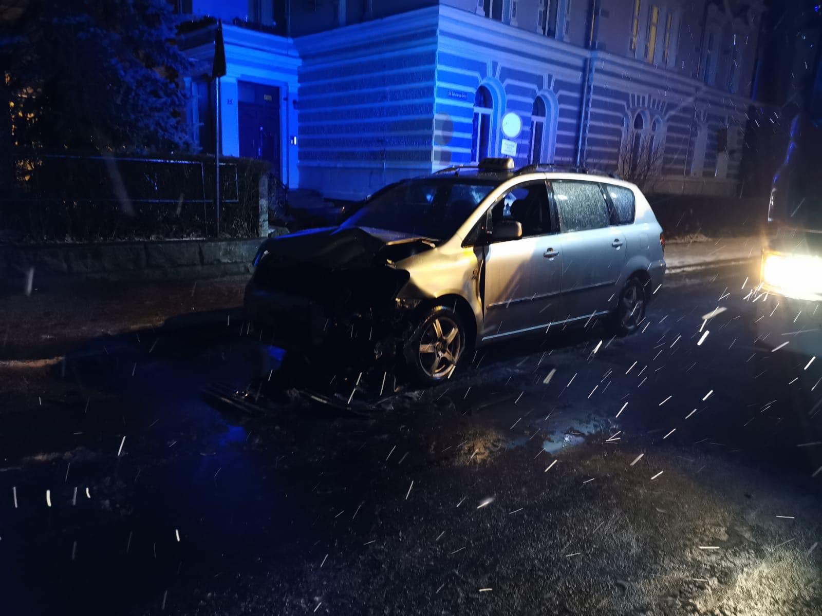 Kłodzko. Nocny wyścig? 8 skasowanych samochodów - przesuń w prawo i zobacz zdjęcia
