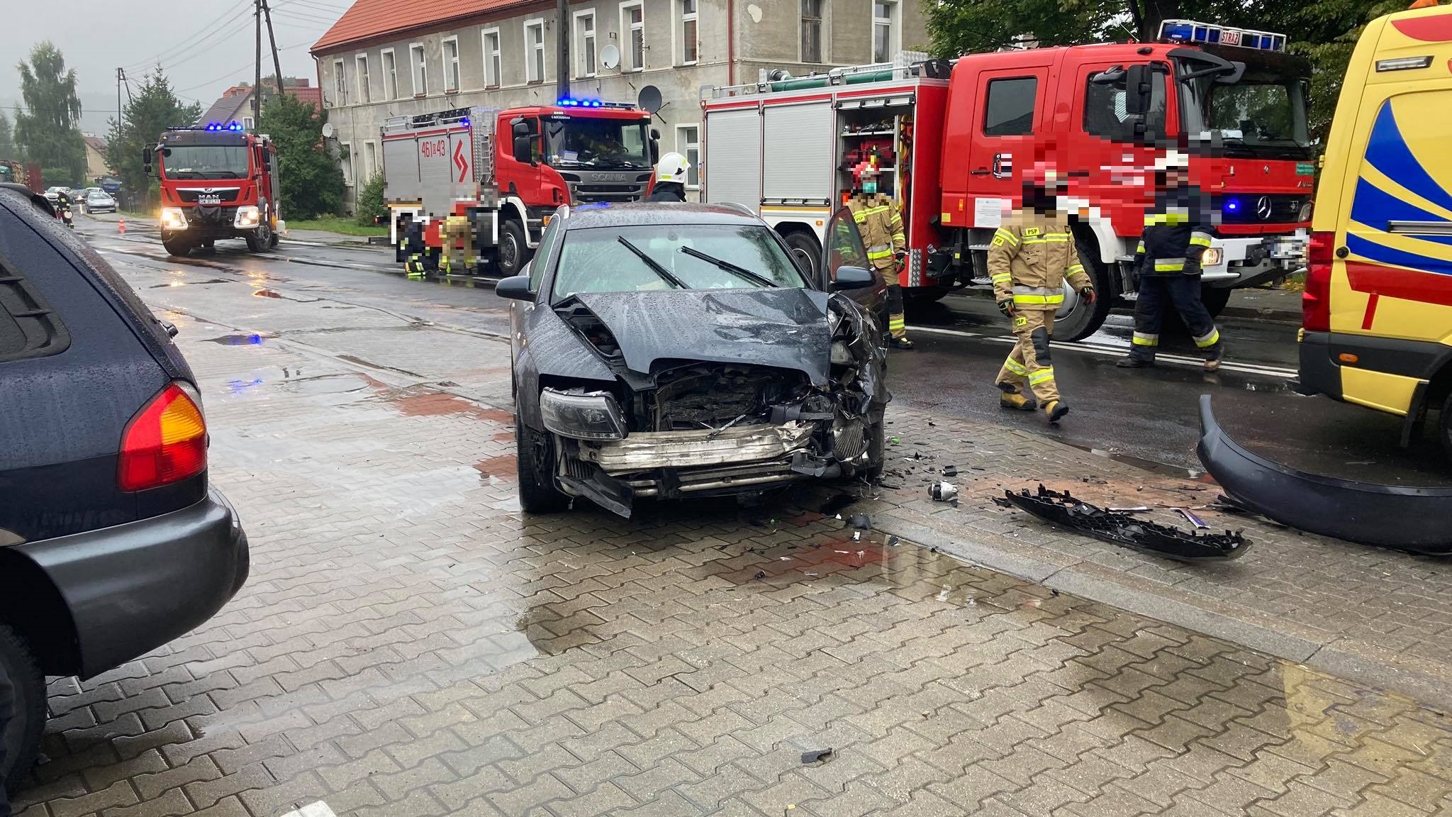 Ołdrzychowice Kłodzkie: Zderzenie trzech aut - przesuń w prawo i zobacz zdjecia