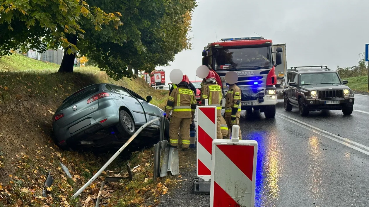 Boguszyn. 19-latka wjechała seatem w barierki ochronne i dachowała - Zdjęcie główne