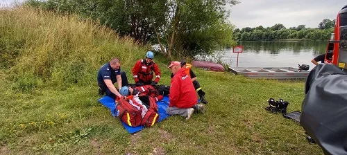 Powiat Kłodzki. Policjanci i strażacy ratowali tonącego - Zdjęcie główne