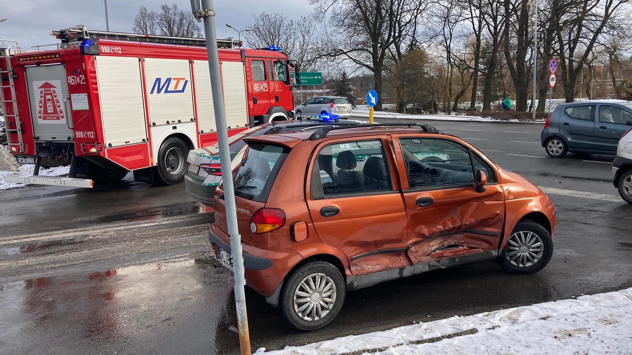 Kłodzko. Kolizja przy skrzyżowaniu Kościuszki i Daszyńskiego - przesuń w prawo i zobacz zdjęcia