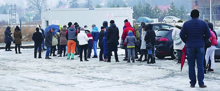 Mieszkańcy godzinami czekają w kolejce do wymazów - Zdjęcie główne