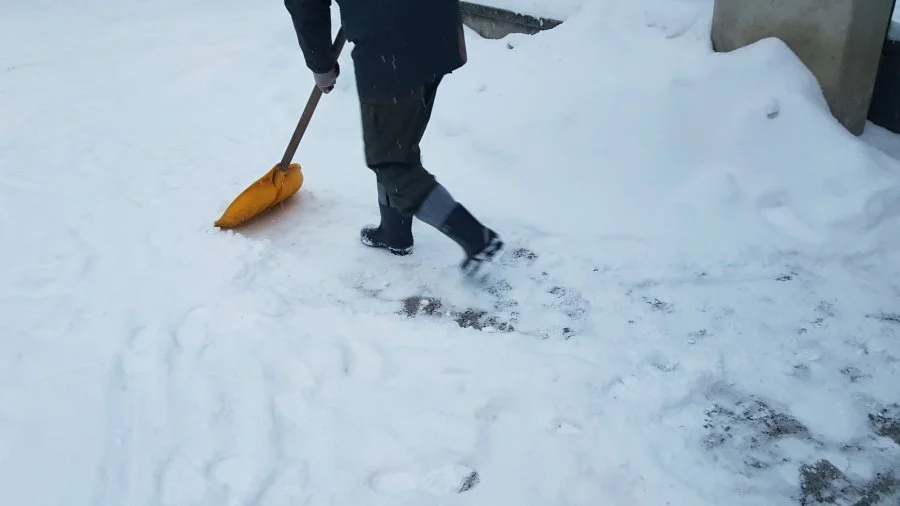 Policja przypomina o obowiązku odśnieżania i usuwania sopli lodowych - Zdjęcie główne