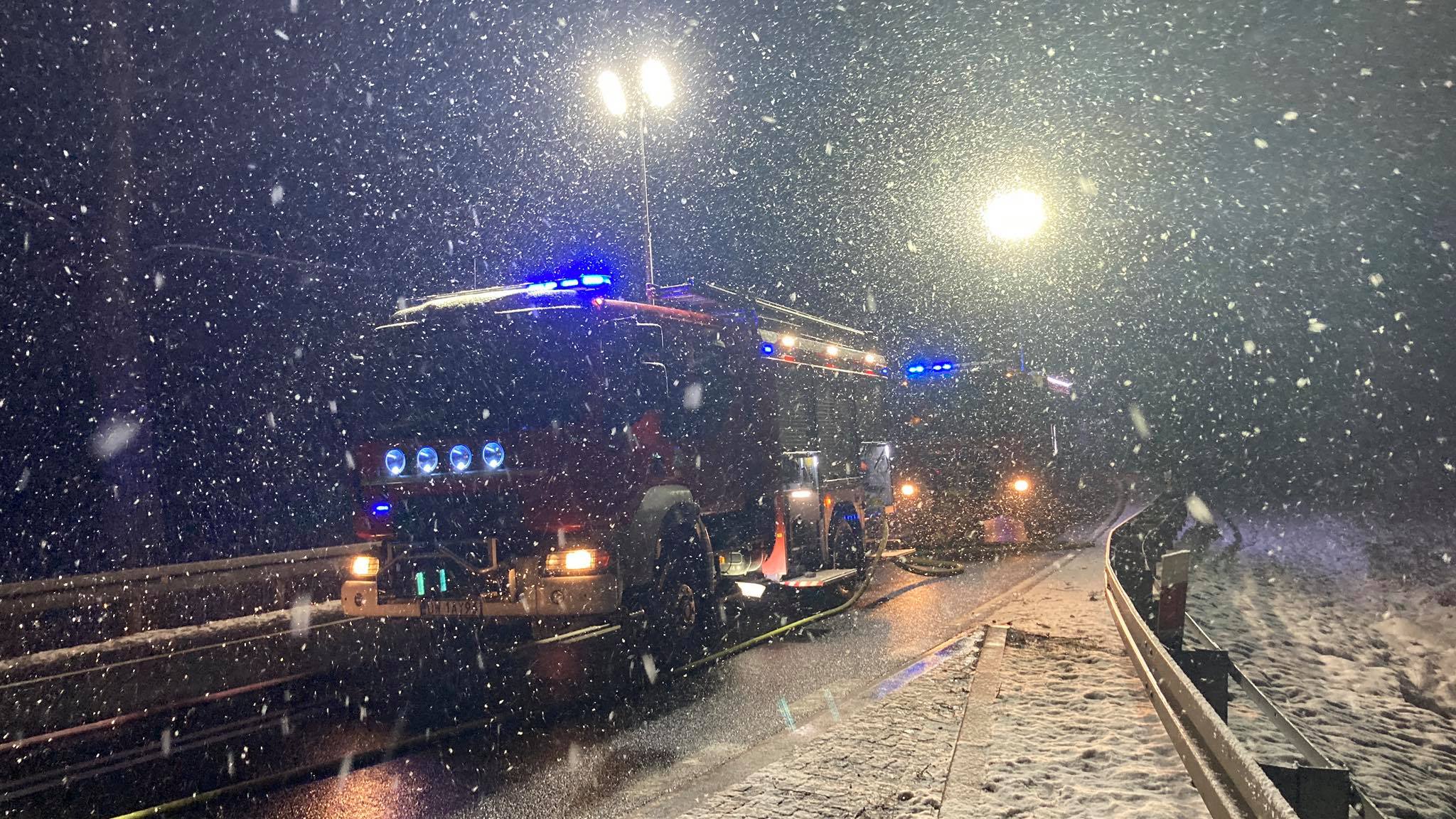 Powiat Kłodzki: W Podzamku pali się naczepa tira