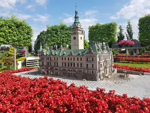 Park miniatur to popularna atrakcja ziemi kłodzkiej. Na 20 tys. m2 znajdują  się miniatury budowli z terenów województwa dolnośląskiego oraz Europy i Ameryki Północnej. Idealne miejsce, aby w którym czasie wybrać się w daleką podróż. Park jest czynny codziennie od godz. 9:00 do godz. 19:00. 