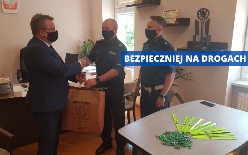 Gmina Kłodzko: Policjanci będą rozdawać odblaski mieszkańcom gminy - Zdjęcie główne