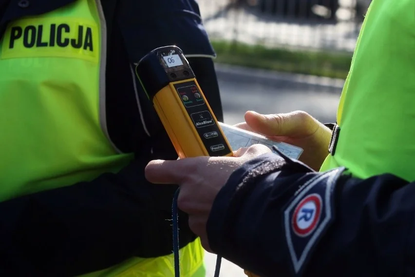 Bystrzyca Kłodzka. Kierowca śmieciarki na podwójnym gazie - Zdjęcie główne