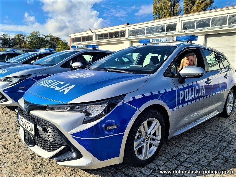 Nowa hybrydowa toyota corolla dla komendy policji w Kłodzku - Zdjęcie główne