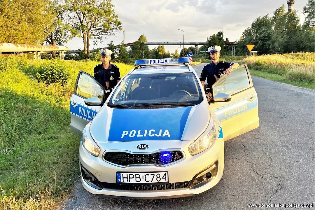 Kłodzcy policjanci eskortowali rodziców z niemowlęciem do szpitala - Zdjęcie główne