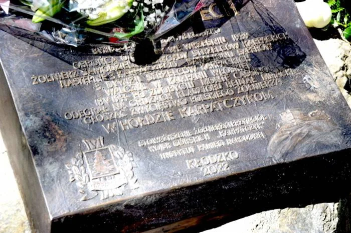 W Kłodzku odlano pomnik z brązu z błędami ortograficznymi na tablicy - Zdjęcie główne