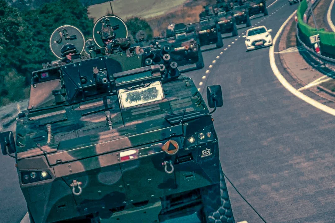 Wzmożony ruch kolumn pojazdów wojskowych. Komunikat Wojska Polskiego - Zdjęcie główne