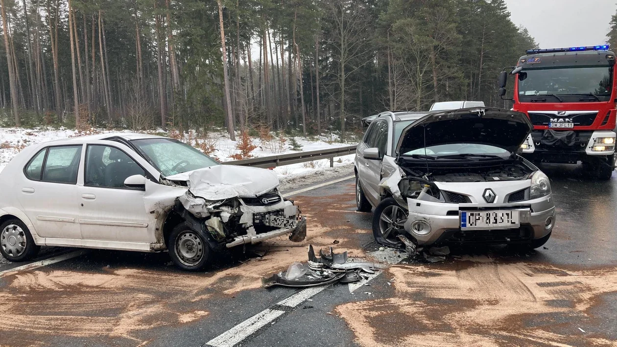 Zderzenie dwóch aut. Krajowa ósemka zablokowana! [zdjęcia] - Zdjęcie główne