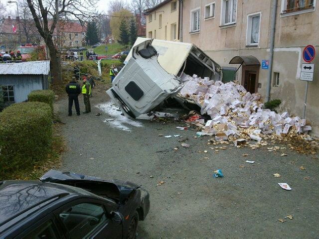 TIR wypadł z ronda - Zdjęcie główne