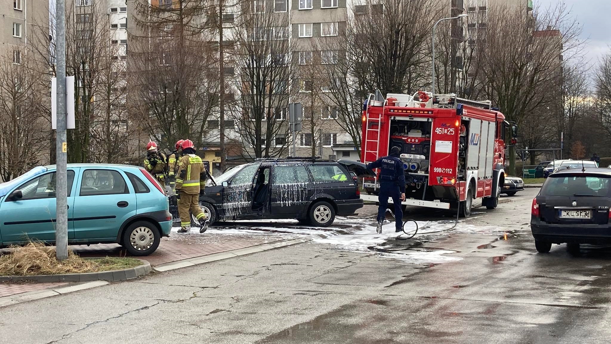 Kłodzko. Pożar auta przy ul. Spółdzielczej - przesuń w prawo i zobacz zdjęcia