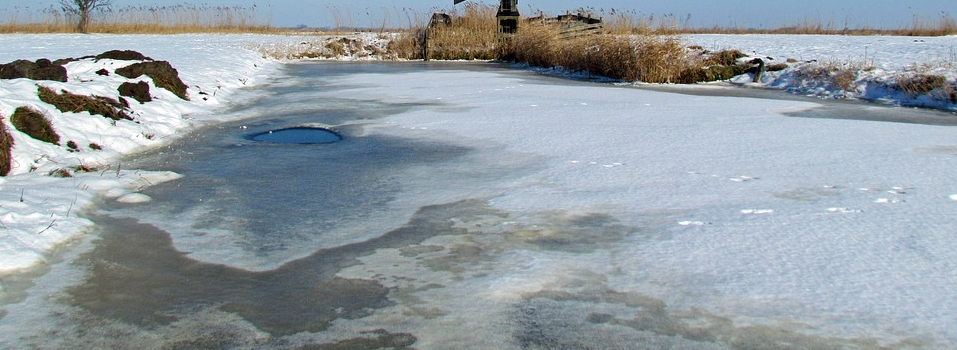 Nieostrożność i popękany lód mogły doprowadzić do tragedii  - Zdjęcie główne