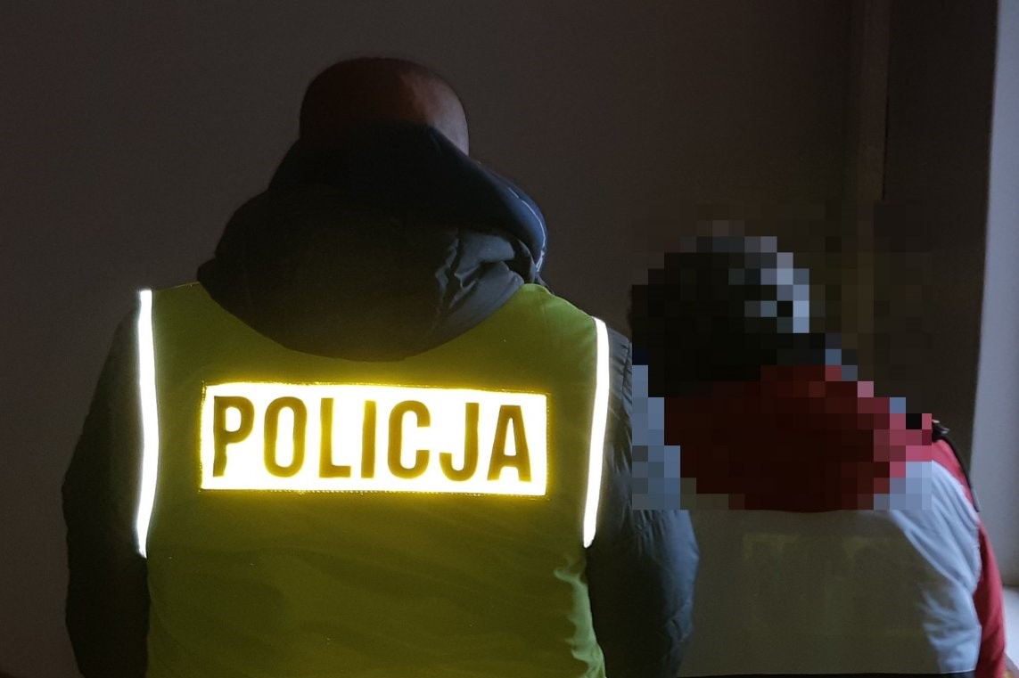 Kłodzcy policjanci zatrzymali 50-latka, który przywłaszczył pieniądze i zapadł się pod ziemię.