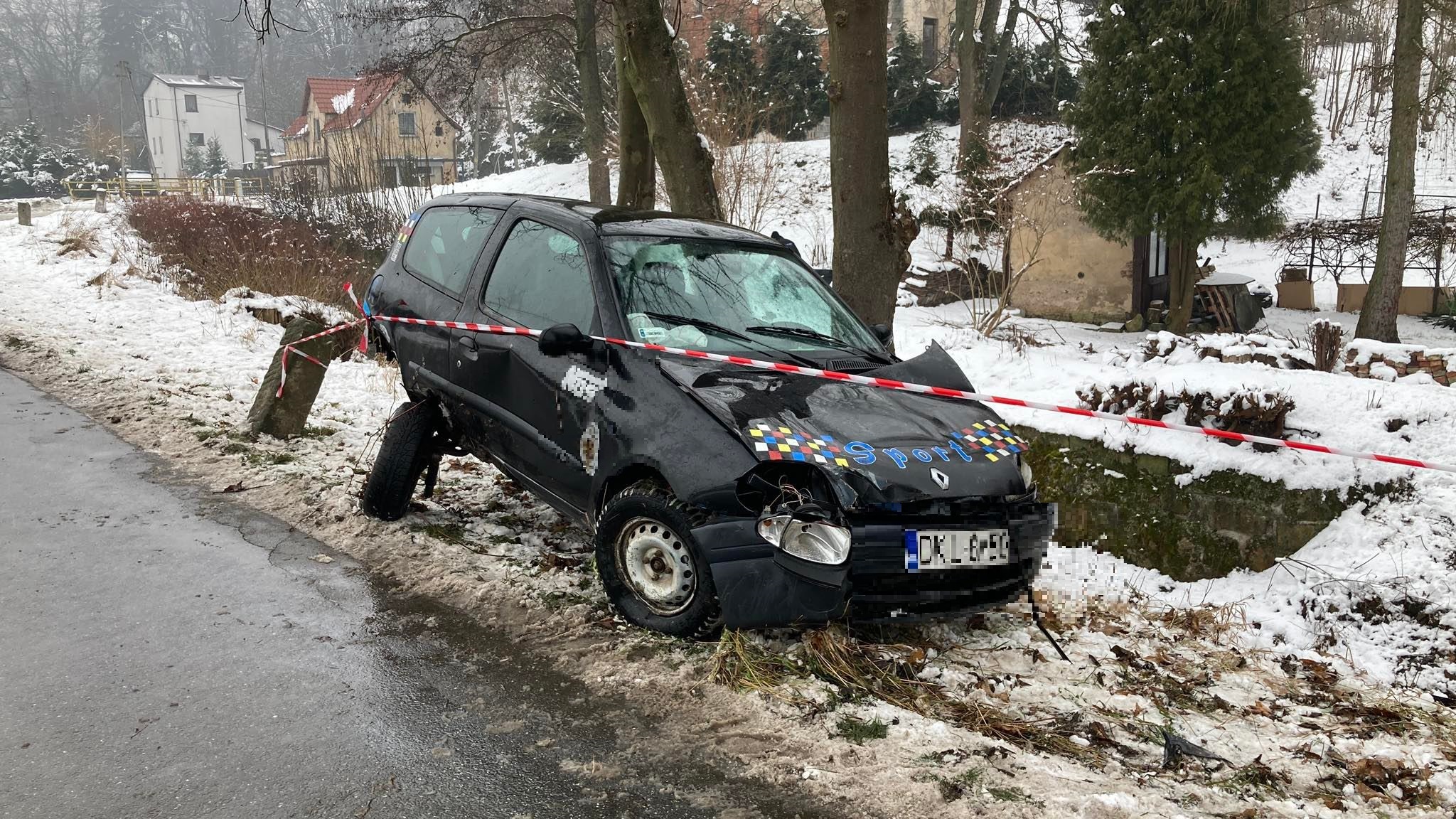 Wojciechowice. Nie chciał przejechać kota, wpadł do potoku - przesuń w prawo i zobacz zdjęcia