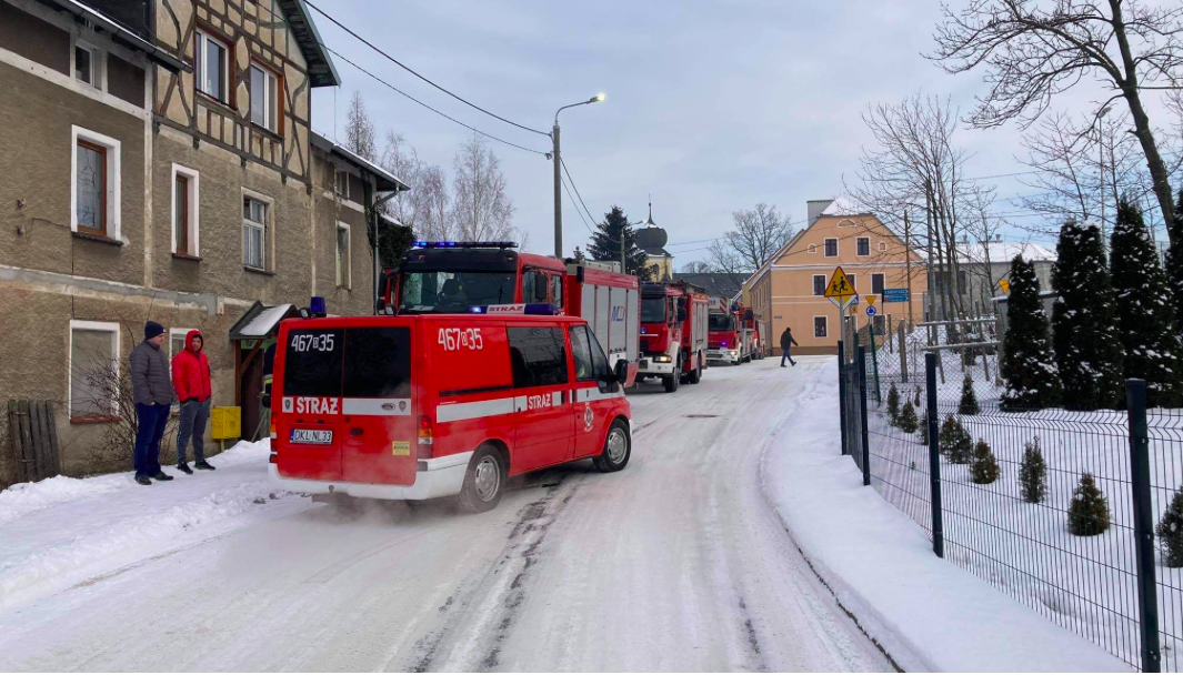 Dym pojawił się w poniedziałek rano