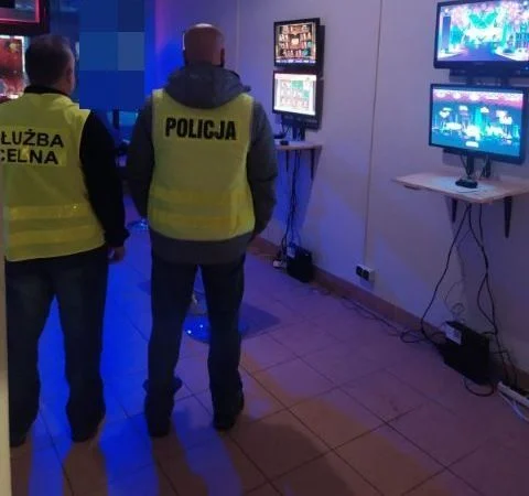 Policjanci ujawnili w Kłodzku trzy nielegalne automaty do gier - Zdjęcie główne