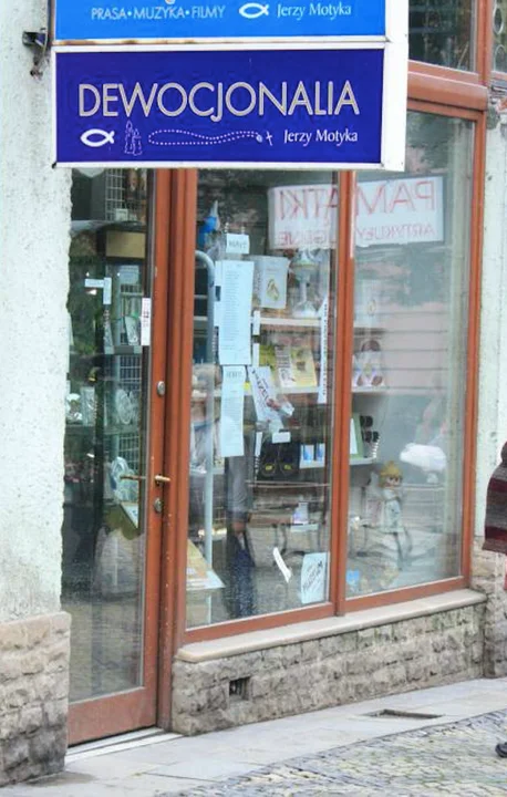 Kontrowersyjny działacz społeczny i kupiec Jerzy Motyka zmienił witrynę w swoim sklepie w Kłodzku - Zdjęcie główne
