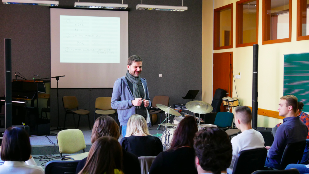 Studenci kierunku jazz i muzyka estradowa PWSZ w Nysie mieli możliwość zdobycia dodatkowych umiejętności podczas warsztatów z Tomaszem Kałwakiem 