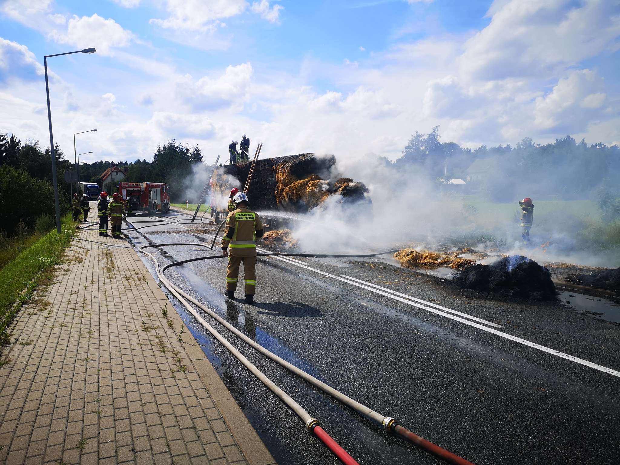 Polanica-Zdrój: Zapaliła się ciężarówka z słomą - Zdjęcie główne