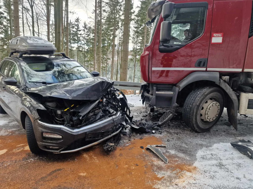 Gmina Lądek-Zdrój. Zderzenie czołowe Vw T-Roc z ciężarówką w Orłowcu [aktualizacja] - Zdjęcie główne