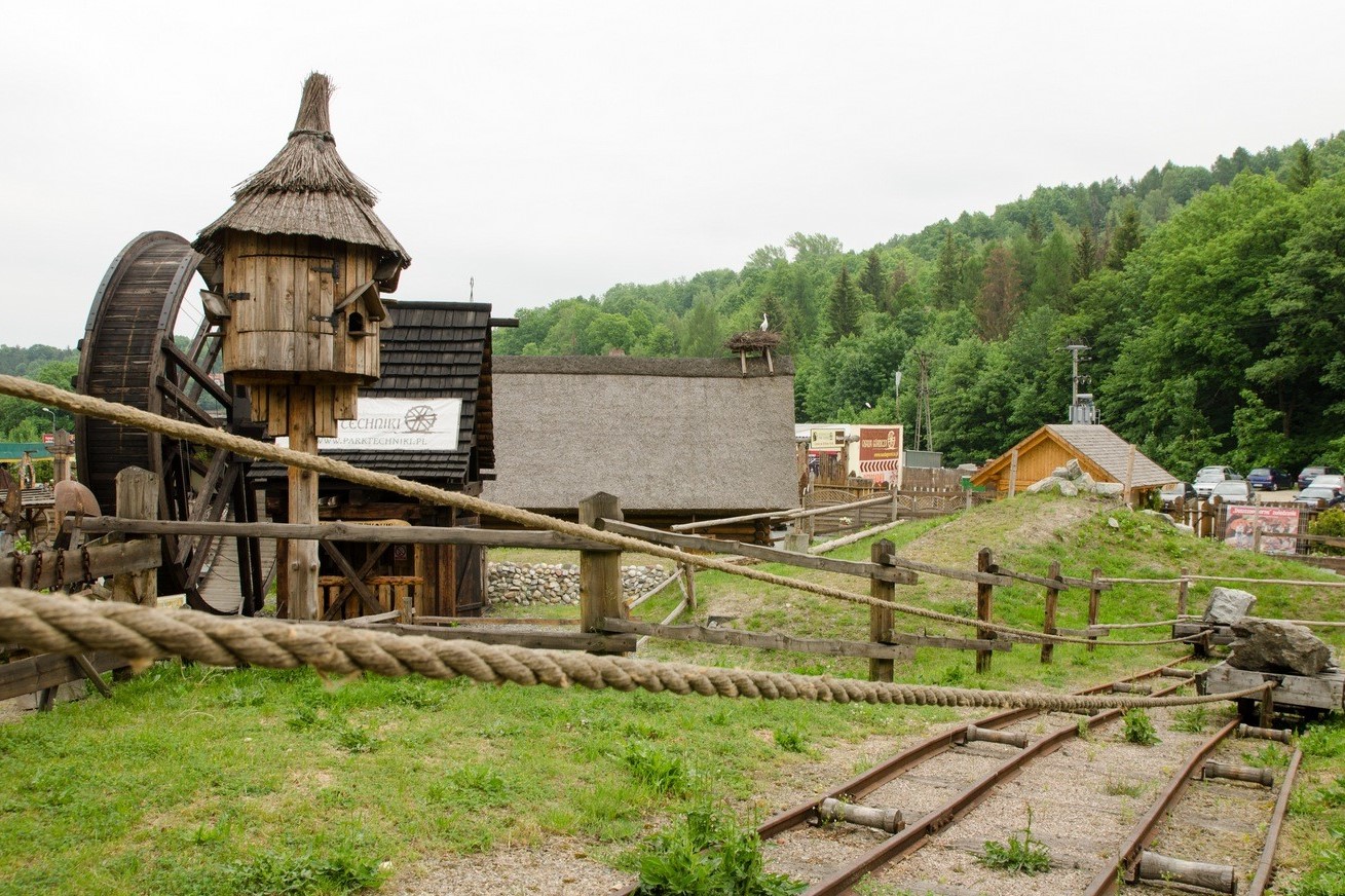 Położona nieopodal Kopalni Złota w Złotym Stoku, Średniowieczna Osada Górnicza oferuje pełną tajemnic, nauki i strachu podróż w czasie. Średniowieczny park techniczny pozwala najmłodszym poznać proste prawa fizyki wykorzystywane do uruchamiania i pracy rozmaitych urządzeń. Wszystkie urządzenia odtworzono w skali 1:1. Dużą atrakcją osady jest ścieżka strachu.