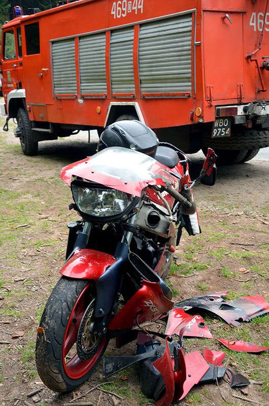 Motocykl uderzył w zaparkowane auto. - Zdjęcie główne