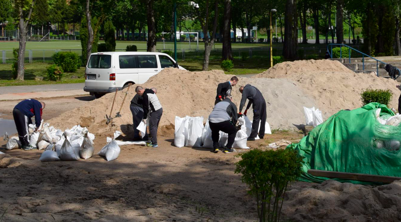 Kłodzko. Więźniowie napełnili worki piaskiem - Zdjęcie główne