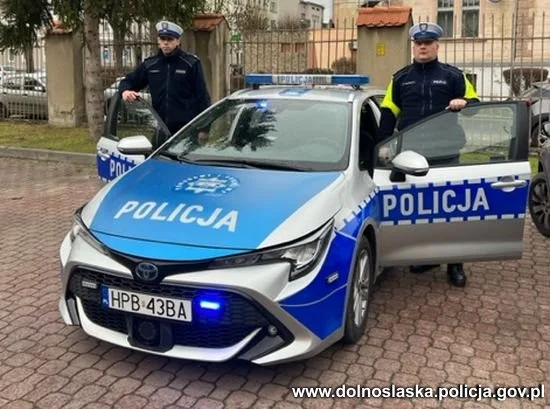 Gmina Kłodzko. Policjanci eskortowali ojca z 3-letnim dzieckiem do szpitala - Zdjęcie główne