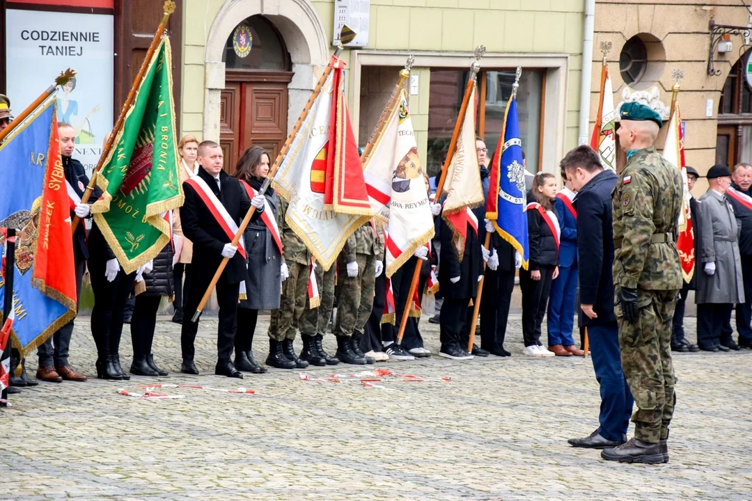 Kłodzko. Powiatowe i miejskie uroczystości 104. rocznicy odzyskania przez Polskę Niepodległości - Zdjęcie główne