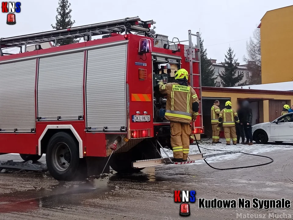 Kudowa-Zdrój. Pożar samochodu w garażu - Zdjęcie główne