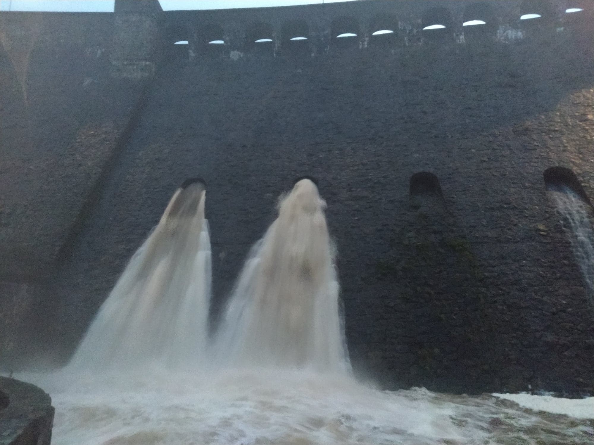 Zrzut wody z tamy na Jeziorze Bystrzyckim [VIDEO] - Zdjęcie główne
