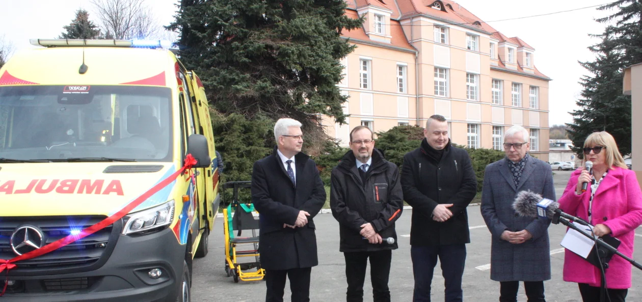 Sanitarki od wojewody. Mamy dwie nowe karetki - Zdjęcie główne