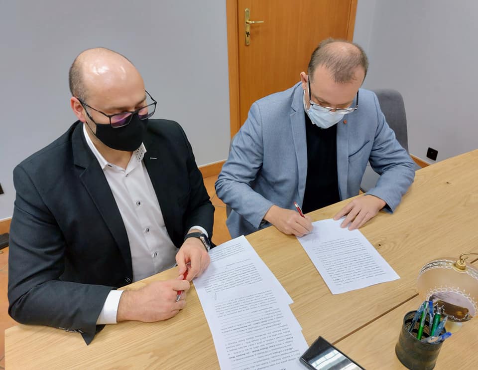 Akt notarialny odnośnie przekazania działki podpisał w imieniu Gminy Kłodzko - Burmistrz Michał Piszko, a w imieniu Skarbu Państwa - Starosta Maciej Awiżeń.