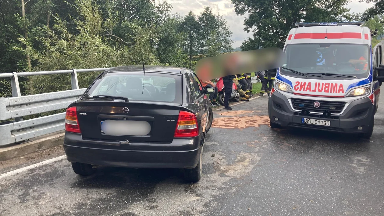 Gmina Szczytna. Opel uderzył w skuter. Jedna osoba trafiła do szpitala - Zdjęcie główne