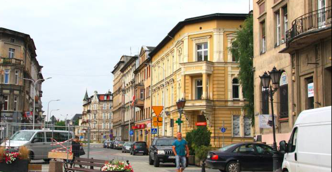 Obecnie na ulic nie ma już synagogi. Pozostałe kamienice wciąż stoją