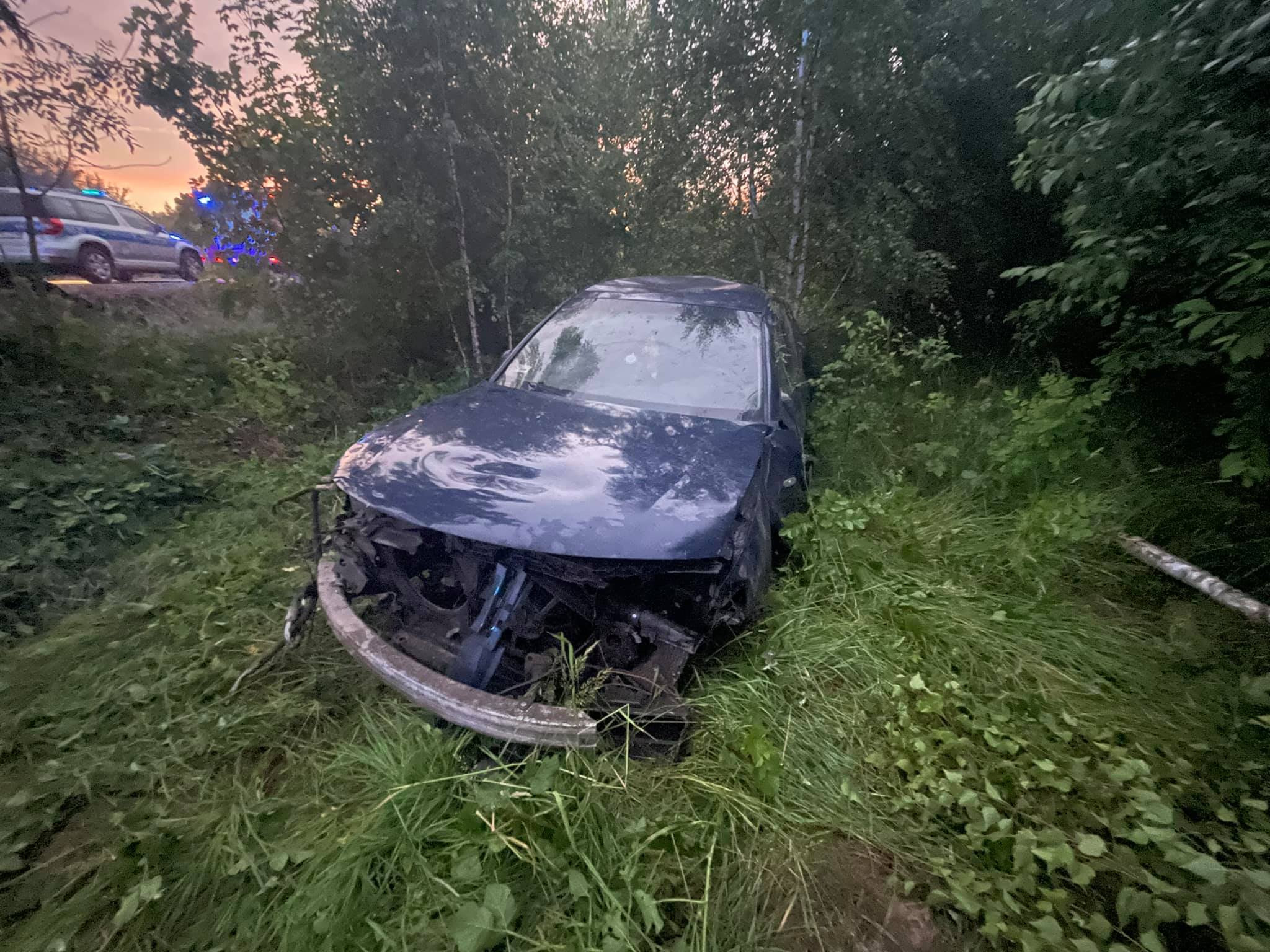 Nowa Ruda: Kierowca nie zapanował nad pojazdem na łuku drogi