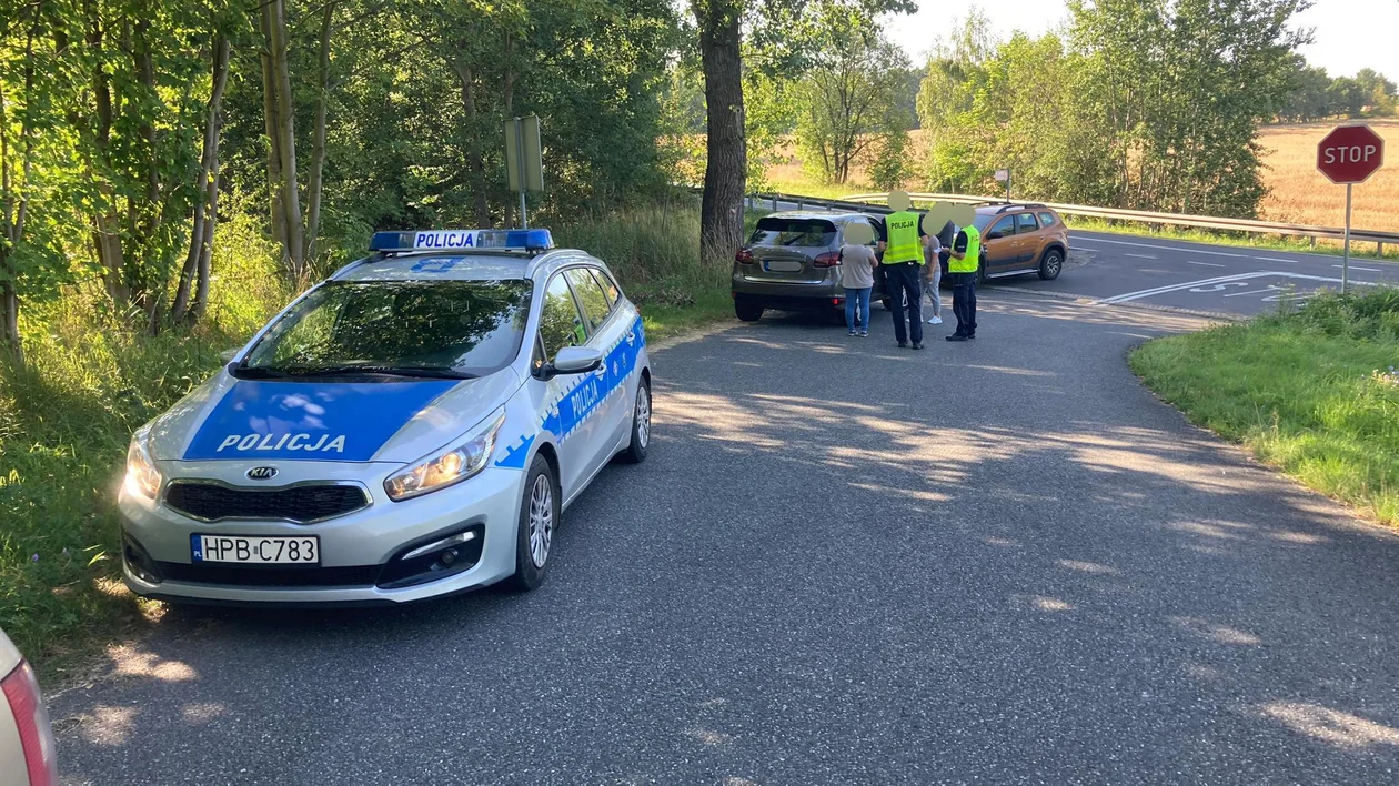 Kolizja na zakręcie “na Kukułkę”. Dacia uderzyła w Porsche [zdjęcia] - Zdjęcie główne