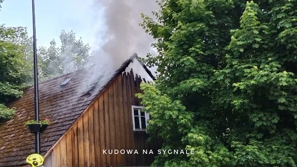 Pożar domu w Lewinie Kłodzkim - Zdjęcie główne