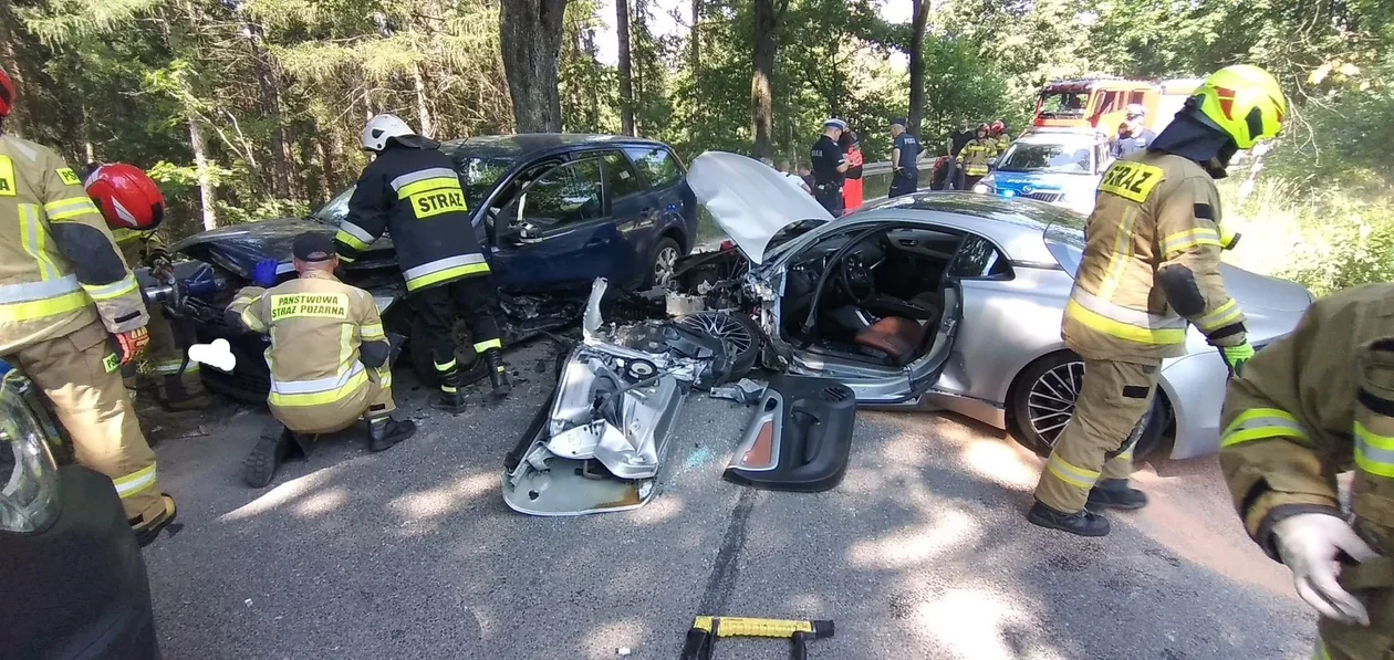 Wypadek na drodze wojewódzkiej 390. Trzy osoby trafiły do szpitala - Zdjęcie główne