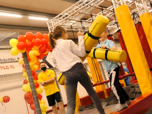 Park trampolin został specjalnie zaprojektowany, by cieszyć i małych, i dużych.Każdy znajdzie tu coś dla siebie. W parku poza dużą strefą do skakania znajduje się również kilka innych atrakcji: tor przeszkód,  basen z gąbkami oraz ścianka wspinaczkowa. Świetna zabawa połączona z treningiem. Miłośnicy skakania mogą odwiedzić park codziennie w godz. 10:00-21:00.