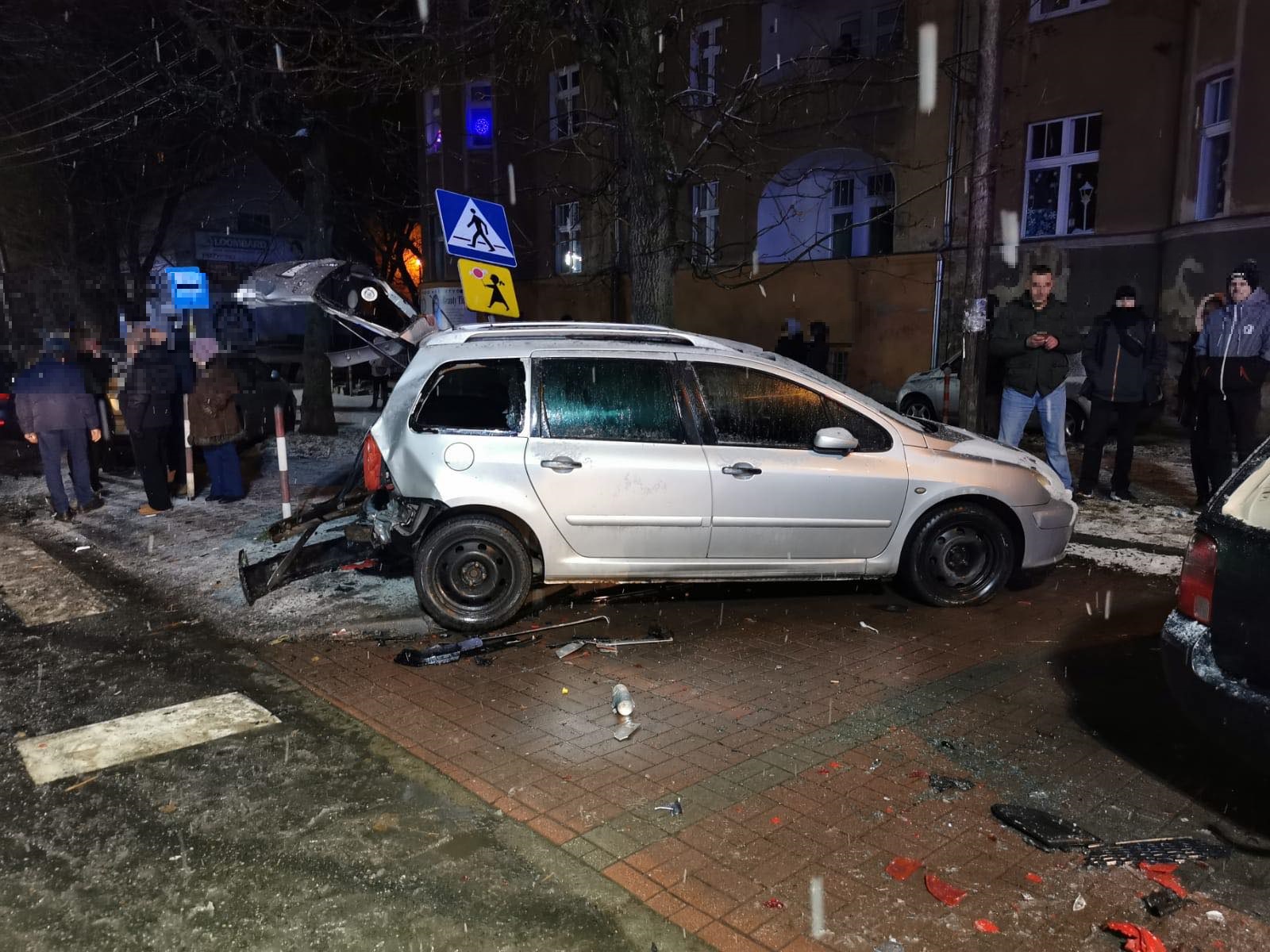 Kłodzko. Nocny wyścig? 8 skasowanych samochodów - przesuń w prawo i zobacz zdjęcia