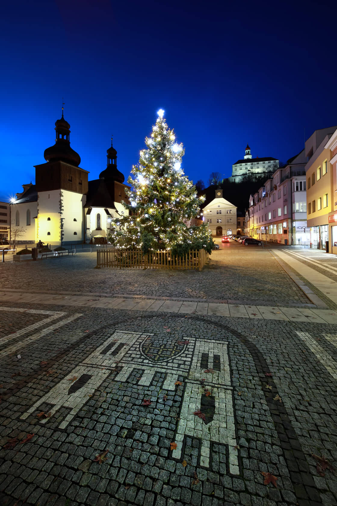 Nachod: Świąteczna choinka zdobi rynek główny